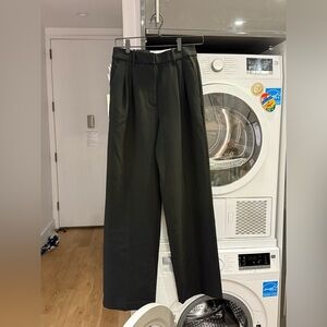 NWT Aritzia Effortless Pants Size 4 in black